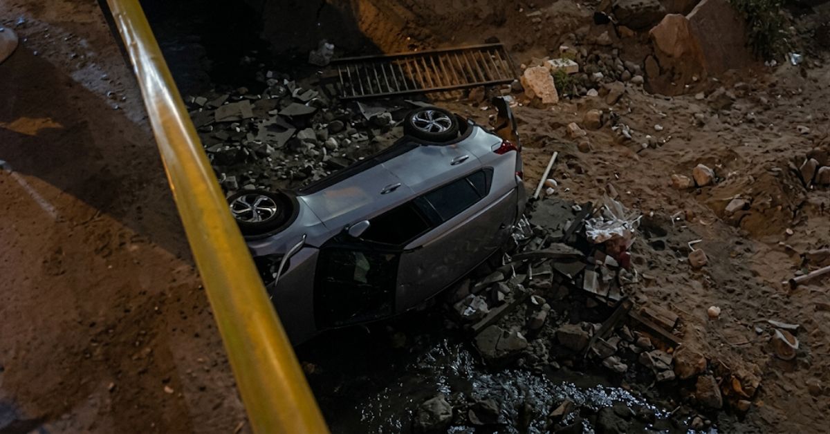 SJL: Camioneta rompe reja de puente y cae al río Rímac tras choque en avenida Malecón Checa