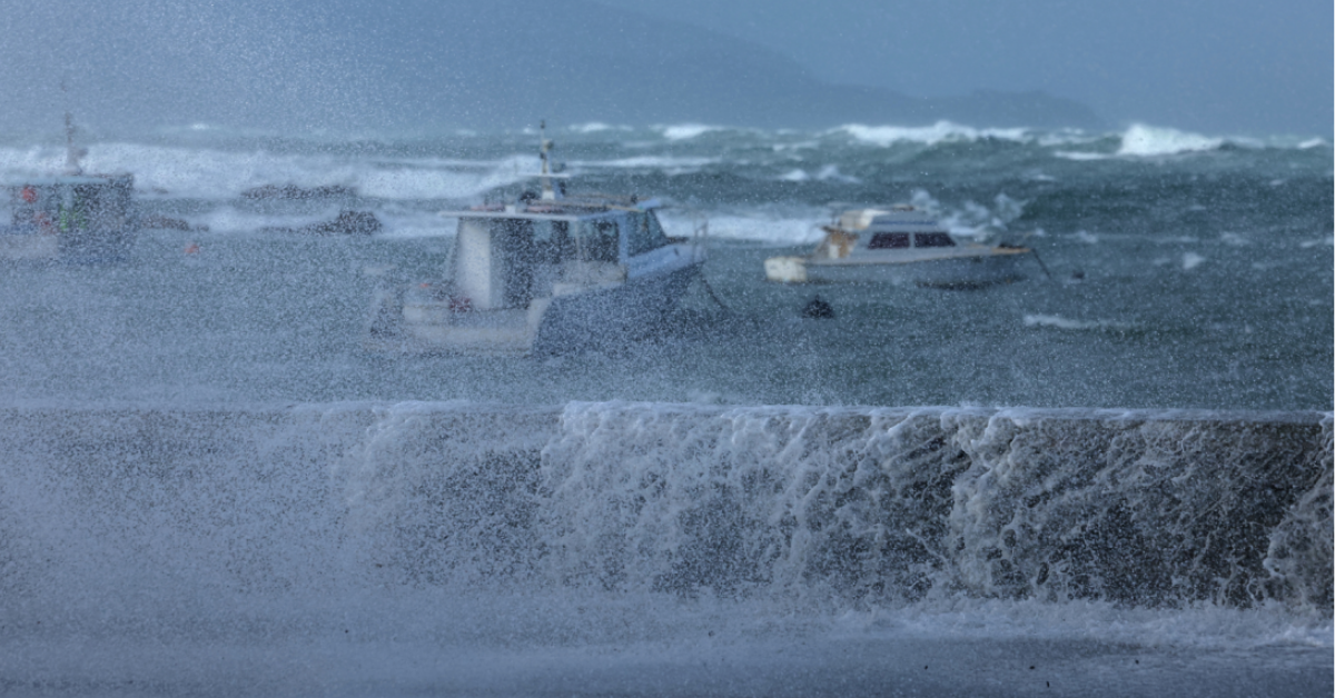 Nueva Zelanda evacúa a cientos de personas por olas gigantes de 11 metros y vientos extremos