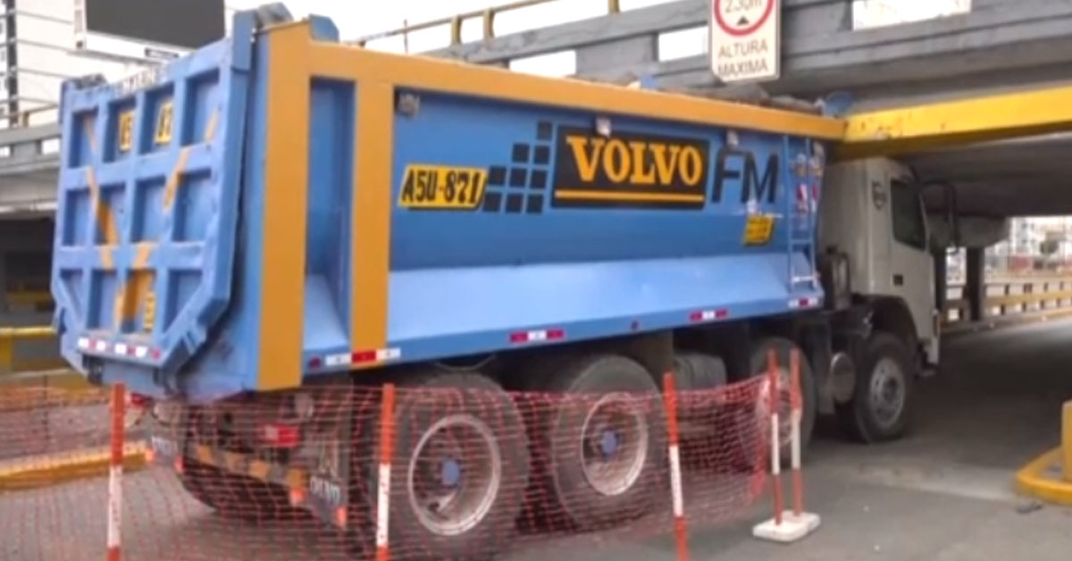 Vehículo de carga pesada quedó atascado en el puente de la avenida Brasil generando congestión vehicular