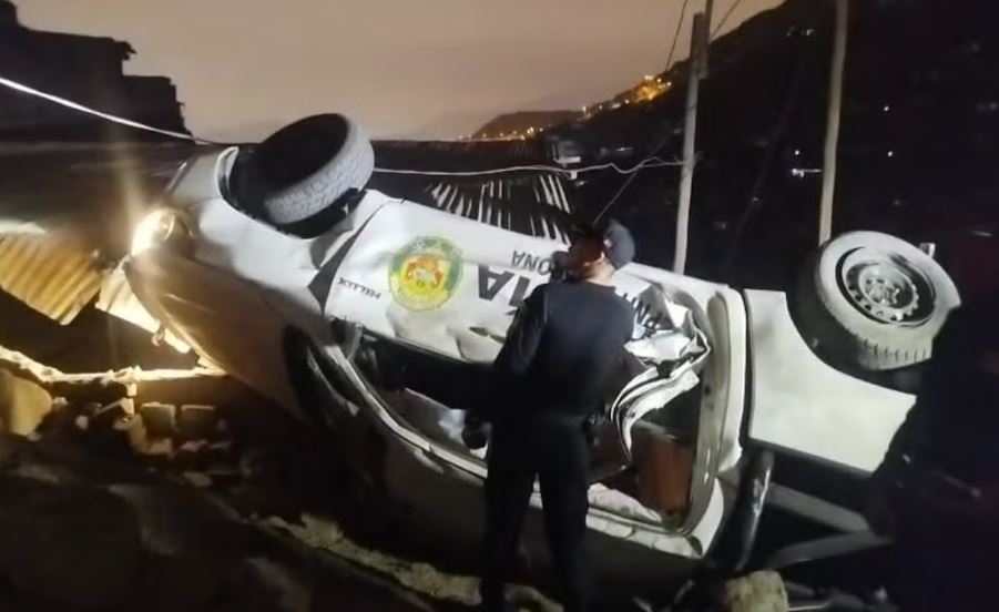 Patrulla se voltea y deja 2 policías heridos