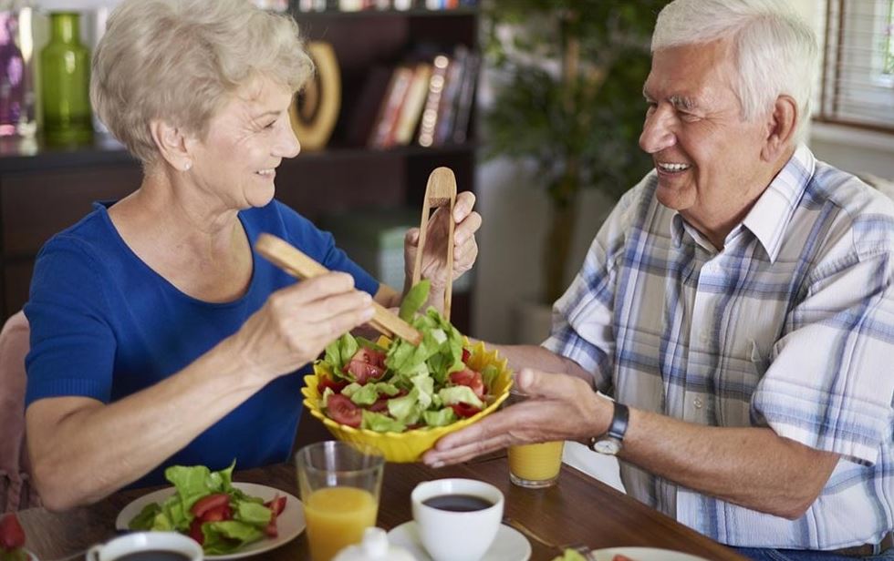 ¿Cómo deben nutrirse las personas mayores?