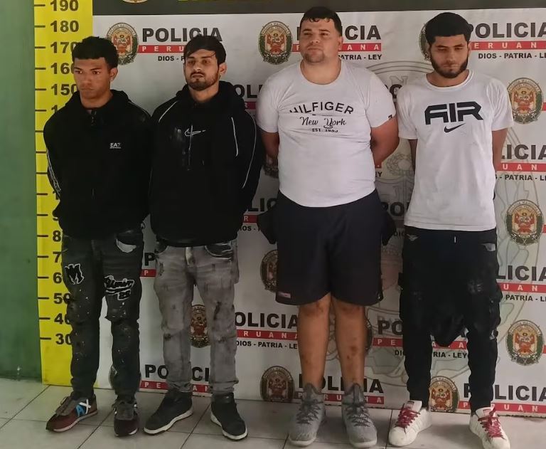 Asesinan a dos y caen en persecución policial