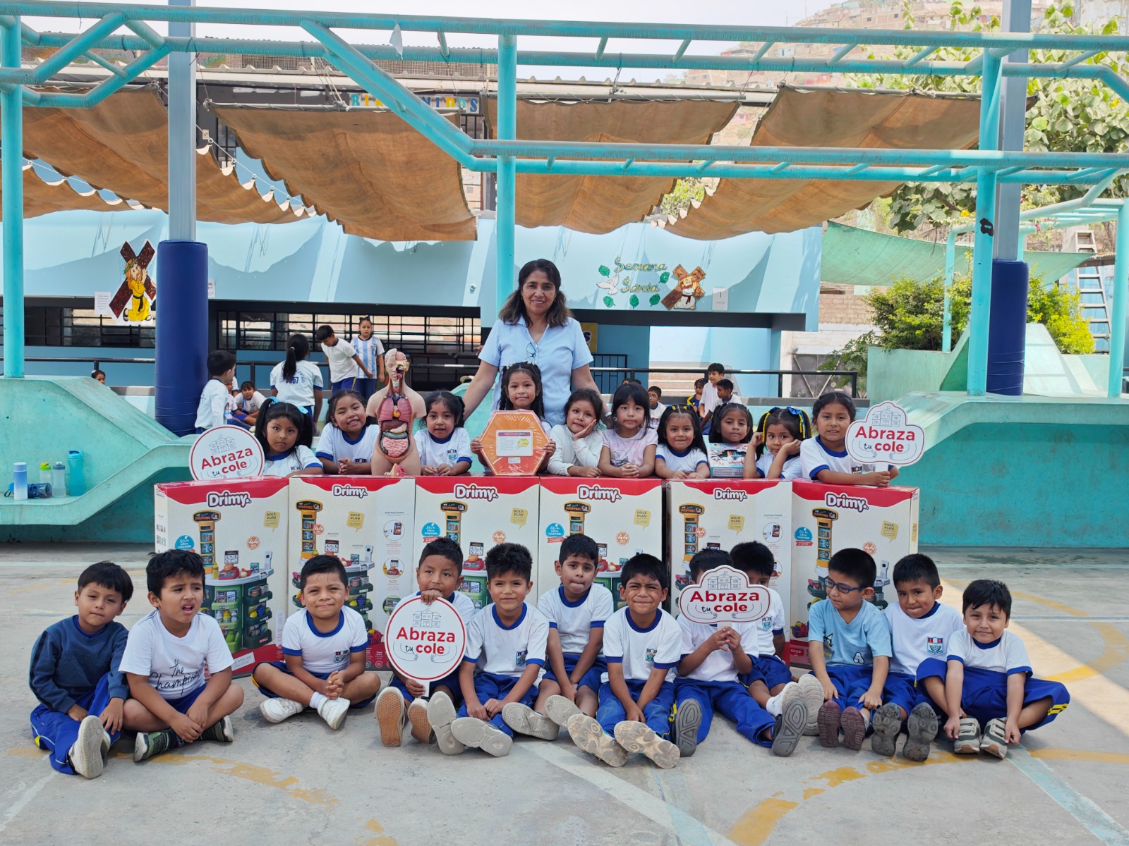 Minedu y empresas aliadas entregan materiales educativos a más de 900 escolares de Lima Metropolitana