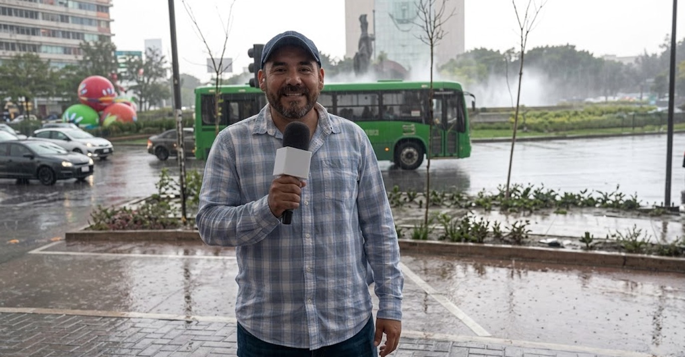 Periodista sufre aparatosa caída tras resbalarse en pleno enlace en vivo