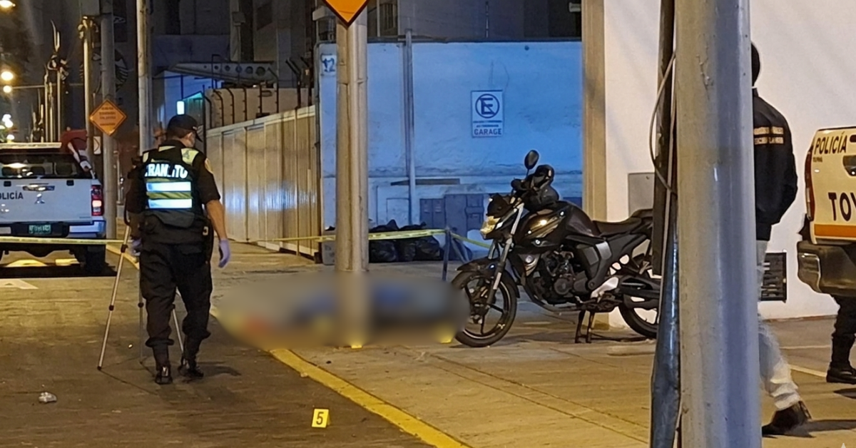 ¡Terrible! Joven universitario muere tras chocar su motocicleta contra un poste en la avenida Arequipa