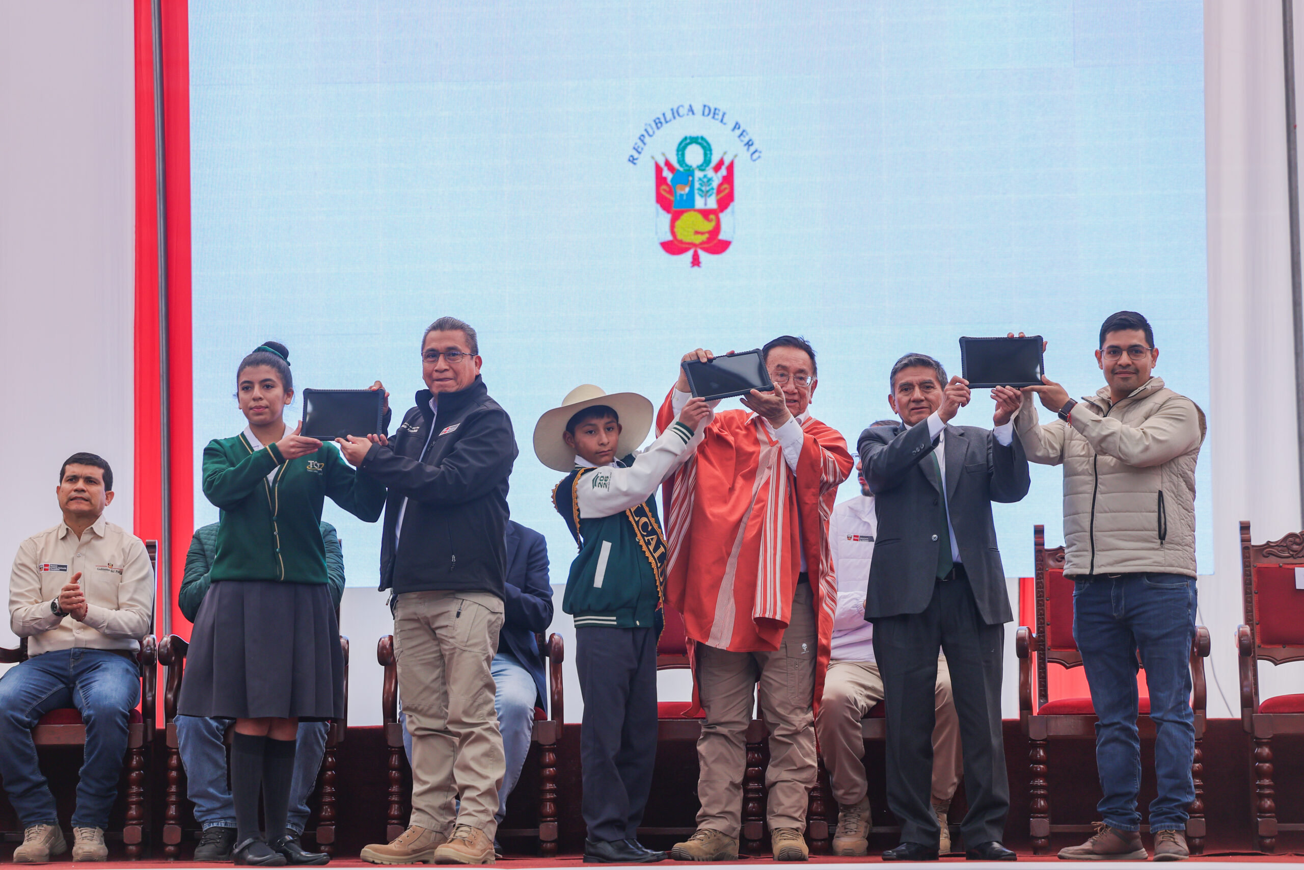 Minedu entrega 900 tabletas a colegio de Cajamarca para equipar aulas de innovación pedagógica
