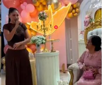 Franco le cantó a abuela de Cueva