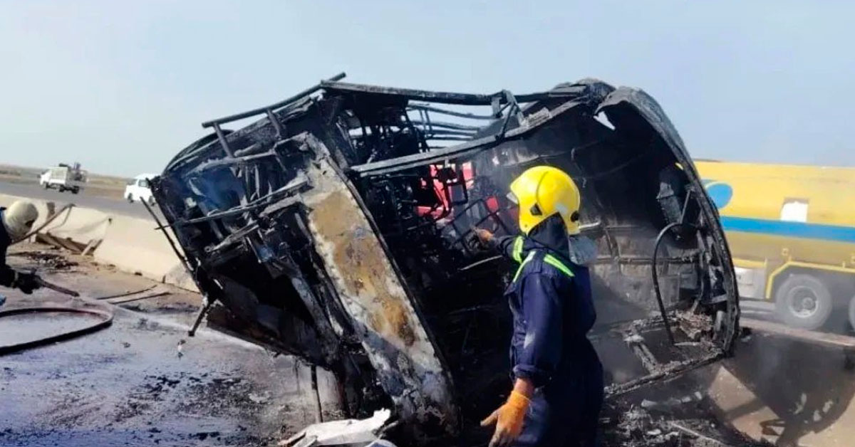 Choque de autobús contra un camión dejó al menos 21 muertos y más de 10 heridos