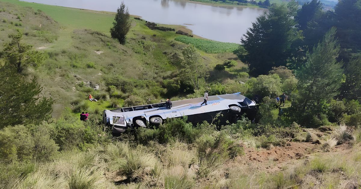 Viaje terminó en tragedia: Autobús con pasajeros cae a un barranco y deja al menos dos fallecidos