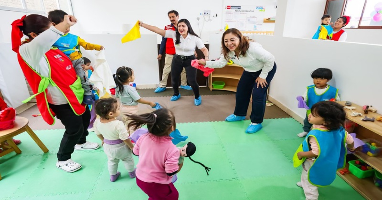 Destacadas voluntarias de Cuna Más fueron reconocidas por sus más de 15 años al cuidado de la primera infancia