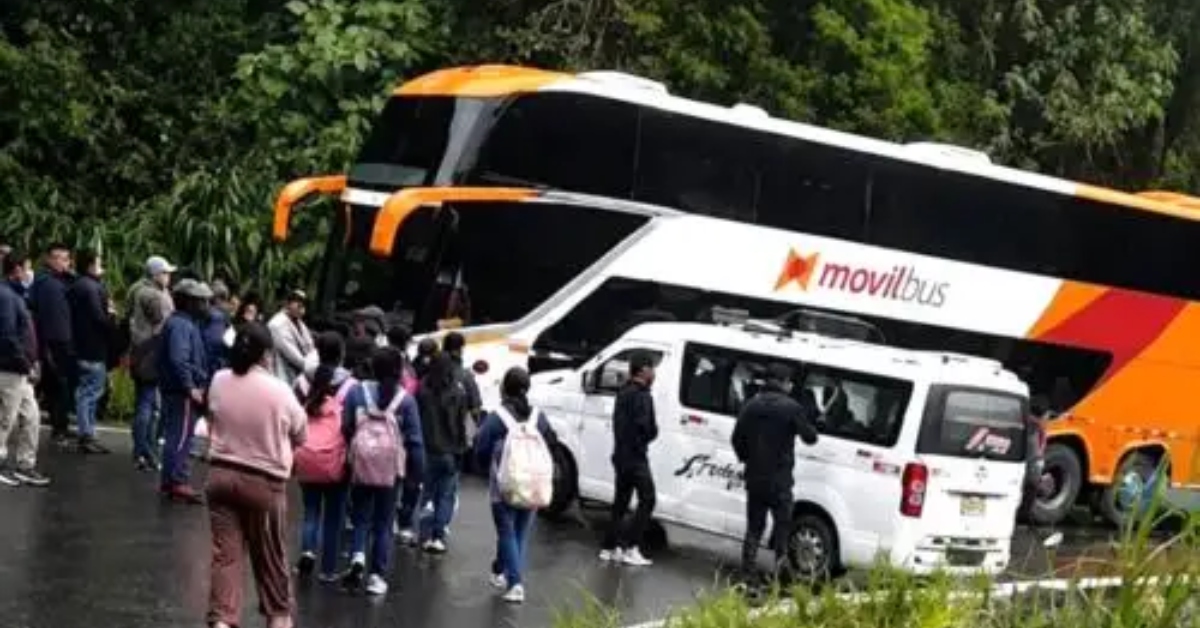 ¡De milagro! Pasajeros de bus sobreviven tras fuerte choque con una van en Amazonas