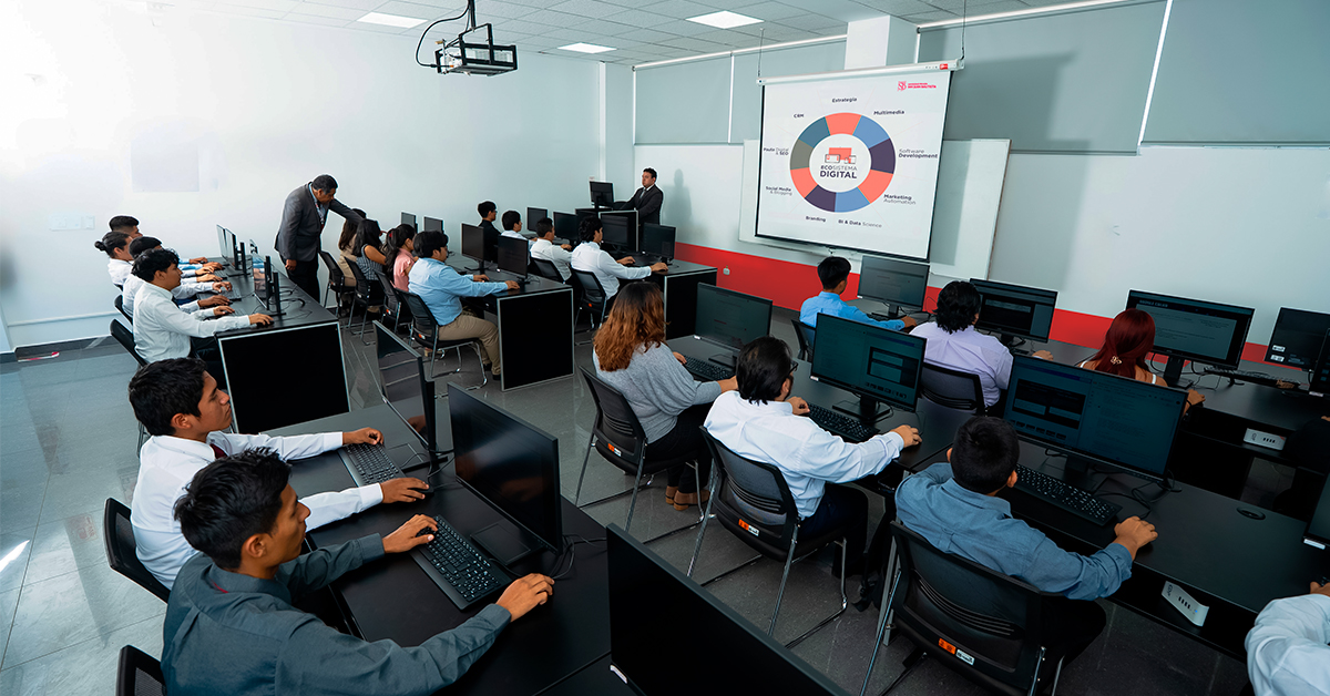 Carreras de negocios en la Universidad Privada San Juan Bautista: formación práctica con visión global