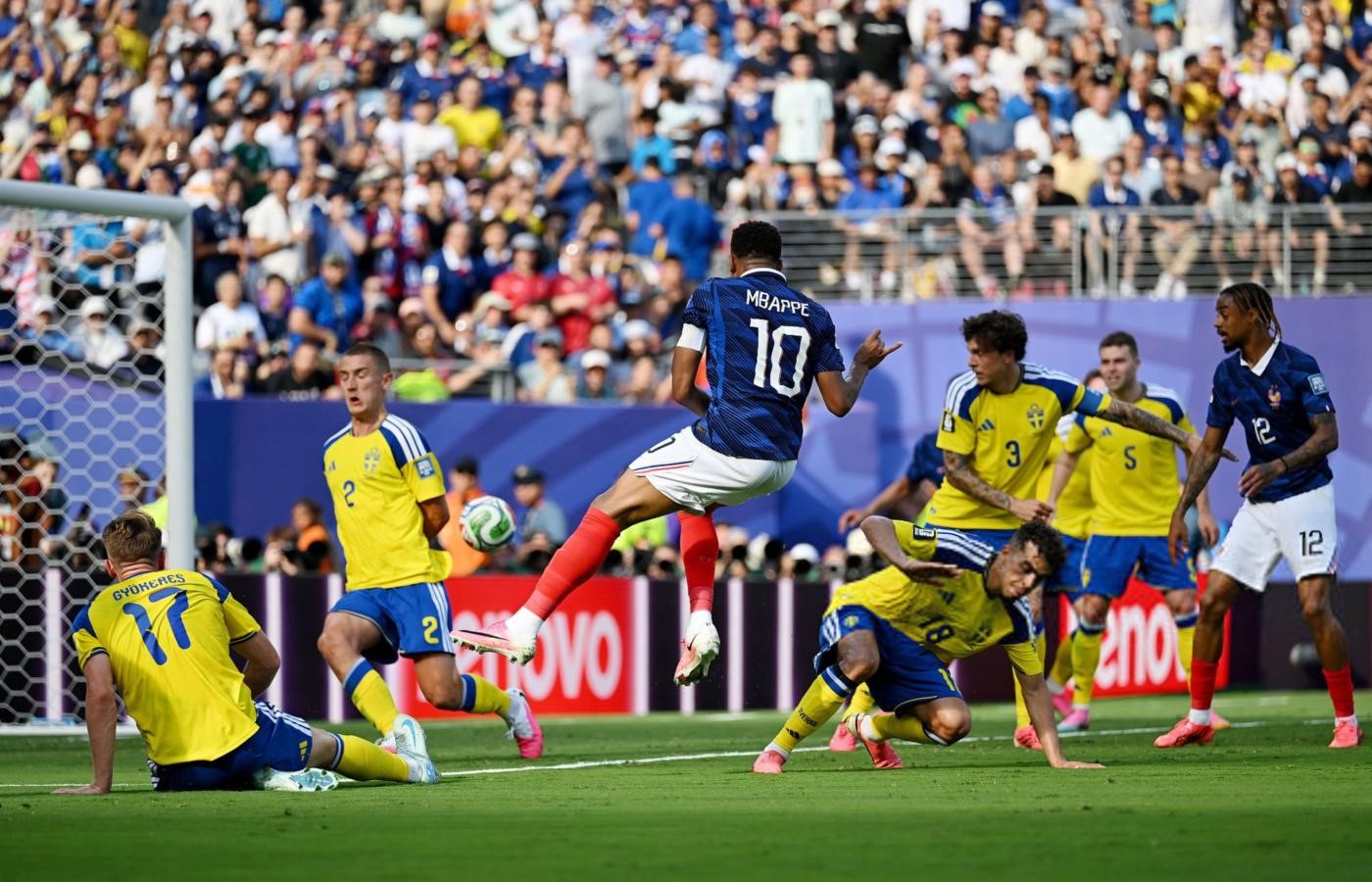 Francia goleó a Suecia 3-0 con dos goles de Mbappé y uno de Barcola y pasó a octavos de final