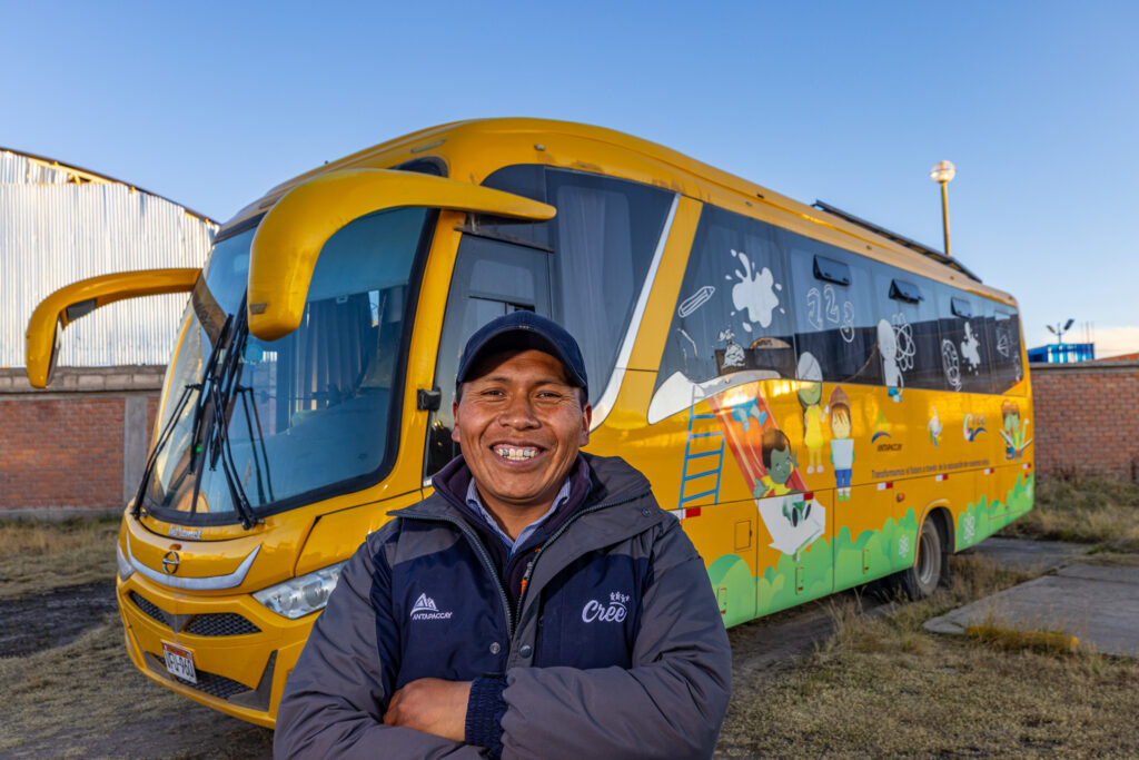 Bus escuela móvil inició su recorrido 2026 para acercar aprendizaje en innovación a 1,750 estudiantes de las comunidades campesinas de Espinar