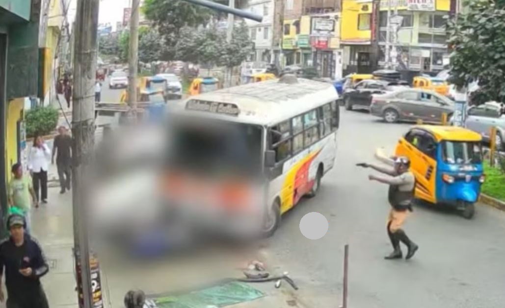 Chofer atropella a un policía y le meten bala