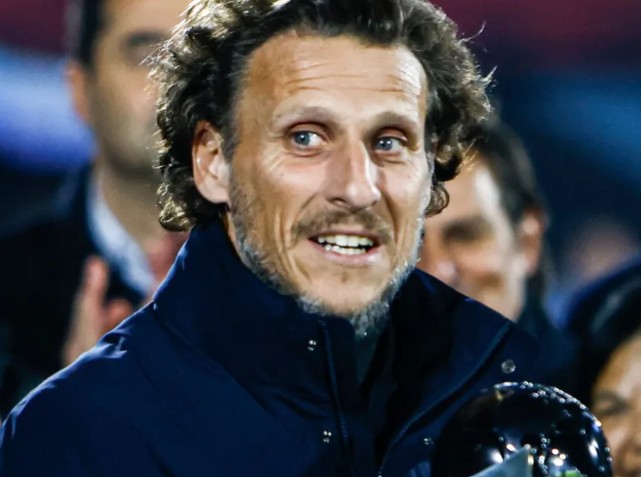 Diego Forlán es DT de Uruguay