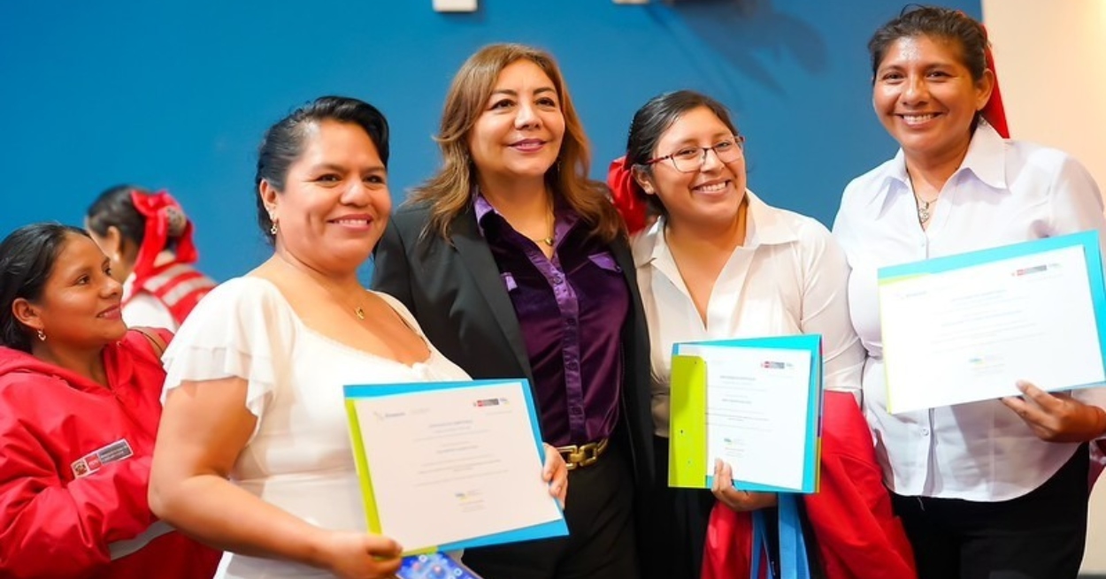 Cuna Más distingue a voluntarias que certificaron su labor acompañando a familias vulnerables en la crianza de sus niños