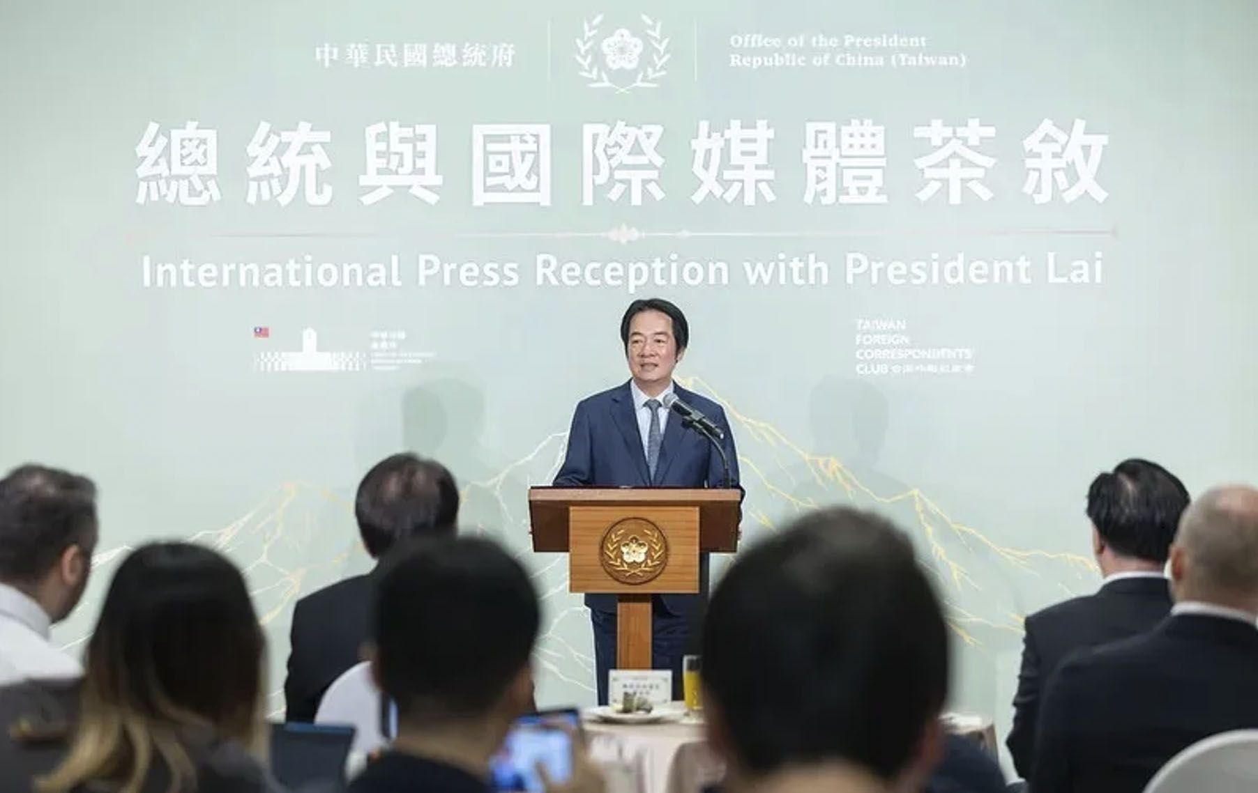 El presidente Lai Ching-te asiste a una recepción para la prensa internacional en Taipéi
