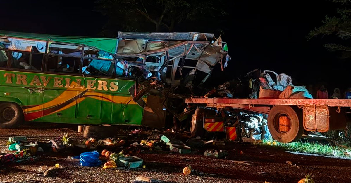Choque de autobús y un camión dejó al menos 14 muertos y más de 20 heridos: Esto se sabe