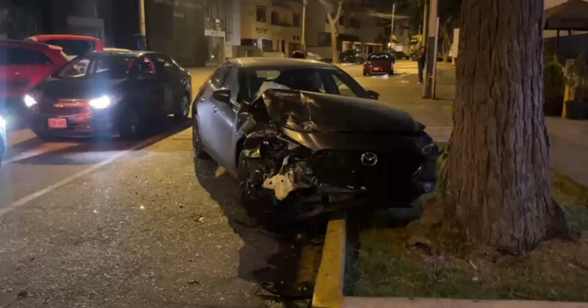 Jesús María: Conductor provoca choque múltiple y deja un herido tras impactar contra un árbol