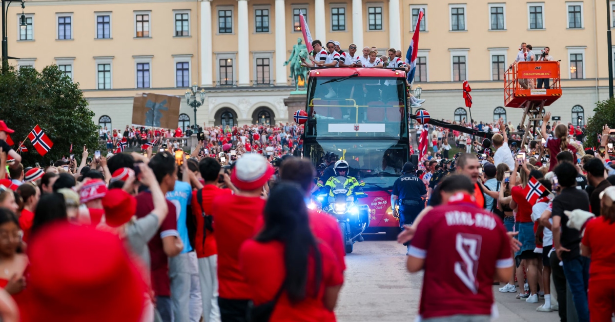 Noruega recibe a su selección pese a ser eliminado del Mundial: Casi 100 mil hinchas protagonizaron el "remo vikingo"