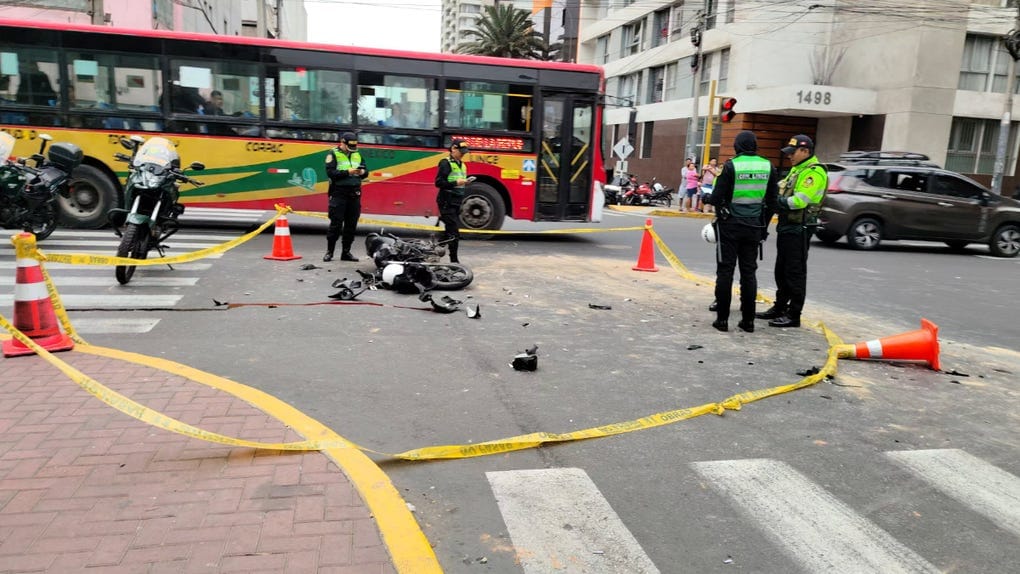 Motociclista de 19 años muere arrollado tras violento choque