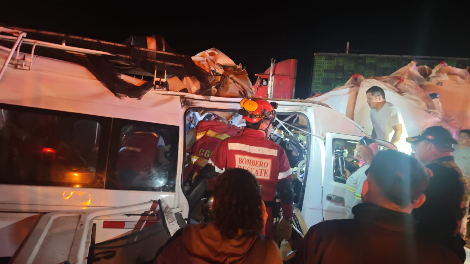 Huaura: Trágico choque entre miniván y tráiler en la carretera Panamericana Norte deja siete muertos