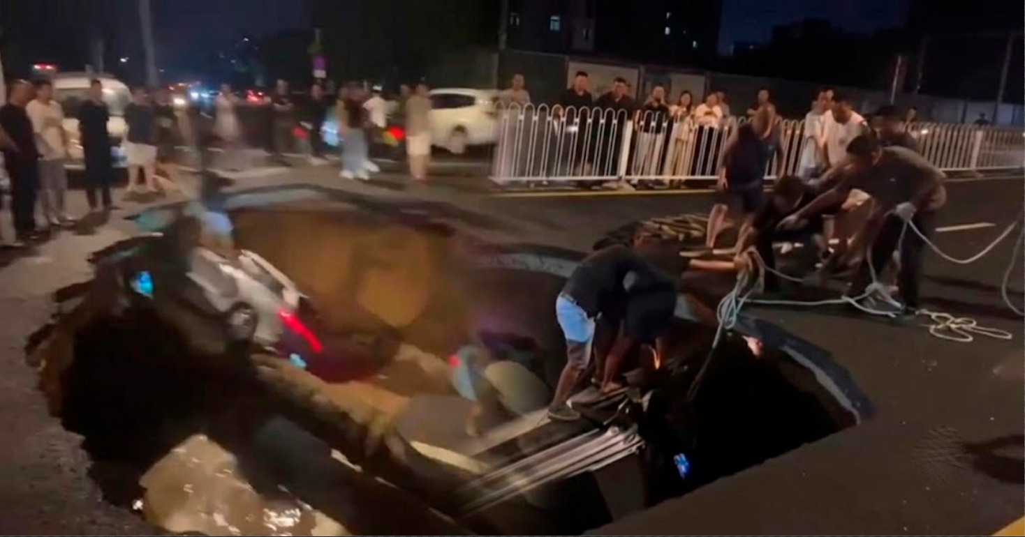 Socavón en la autopista: Carretera colapsa y deja un muerto tras tragarse tres vehículos, esto se sabe