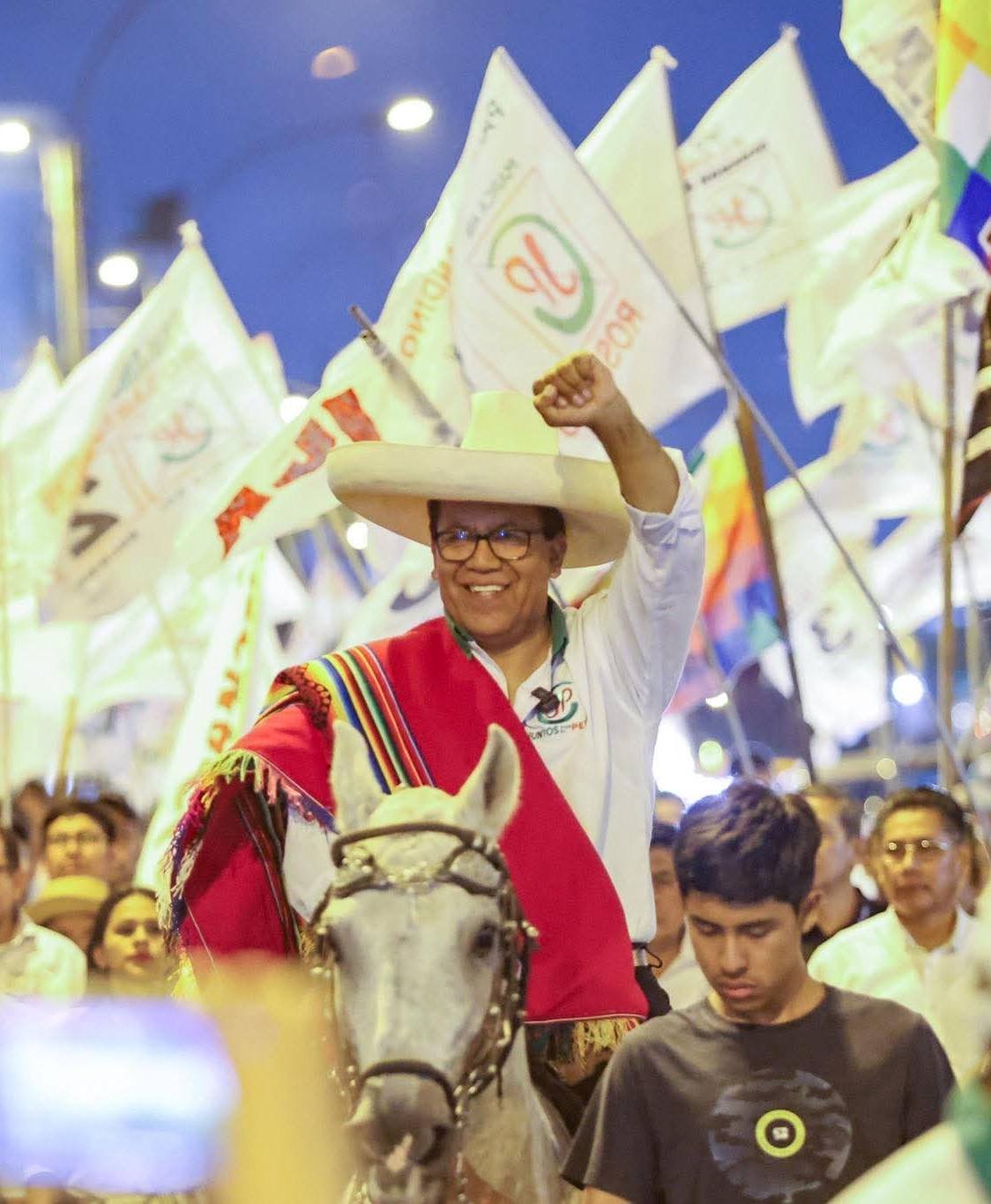 Roberto Sánchez ingresó a caballo a Juliaca y asume el clamor de las víctimas