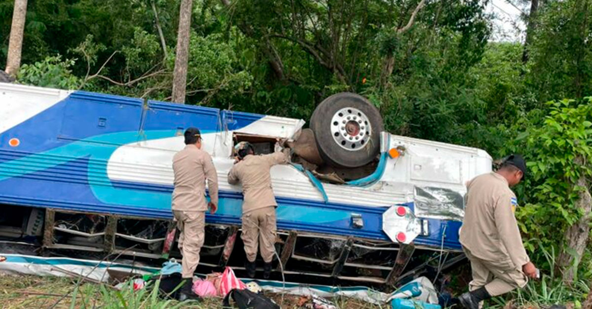 Choque entre autobús de pasajeros y una camioneta deja 4 muertos y más de 20 heridos