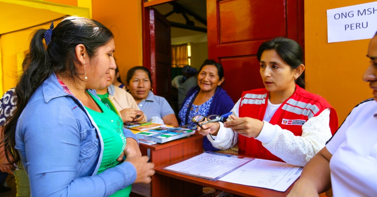 Más de 46 000 personas en centros poblados protegen su salud visual con la entrega de lentes gratuitos