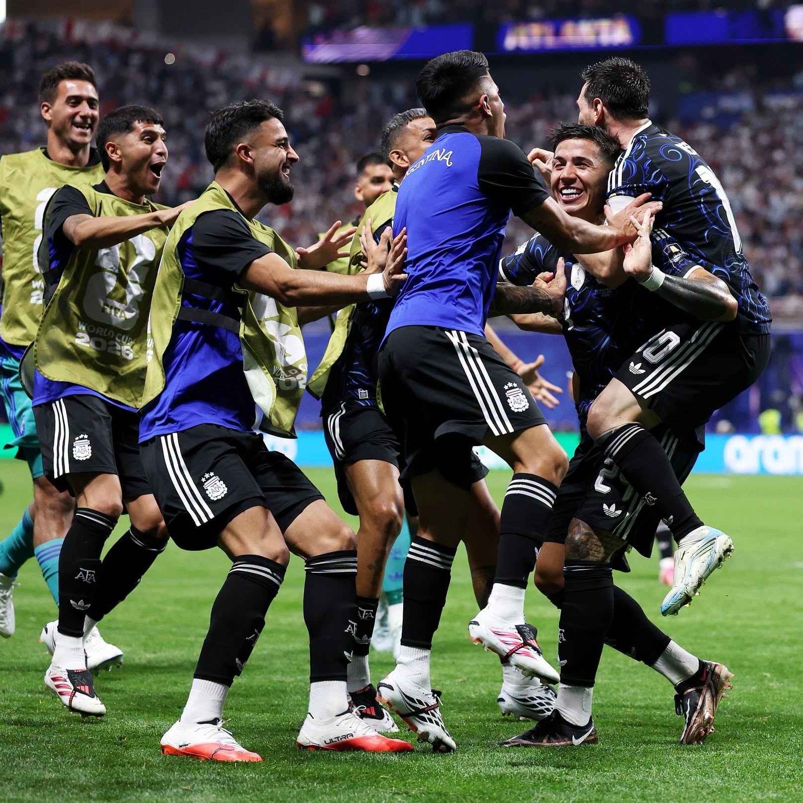 Argentina es finalista del Mundial tras vencer a Inglaterra 2-1 con goles de Fernández y Martínez en el final