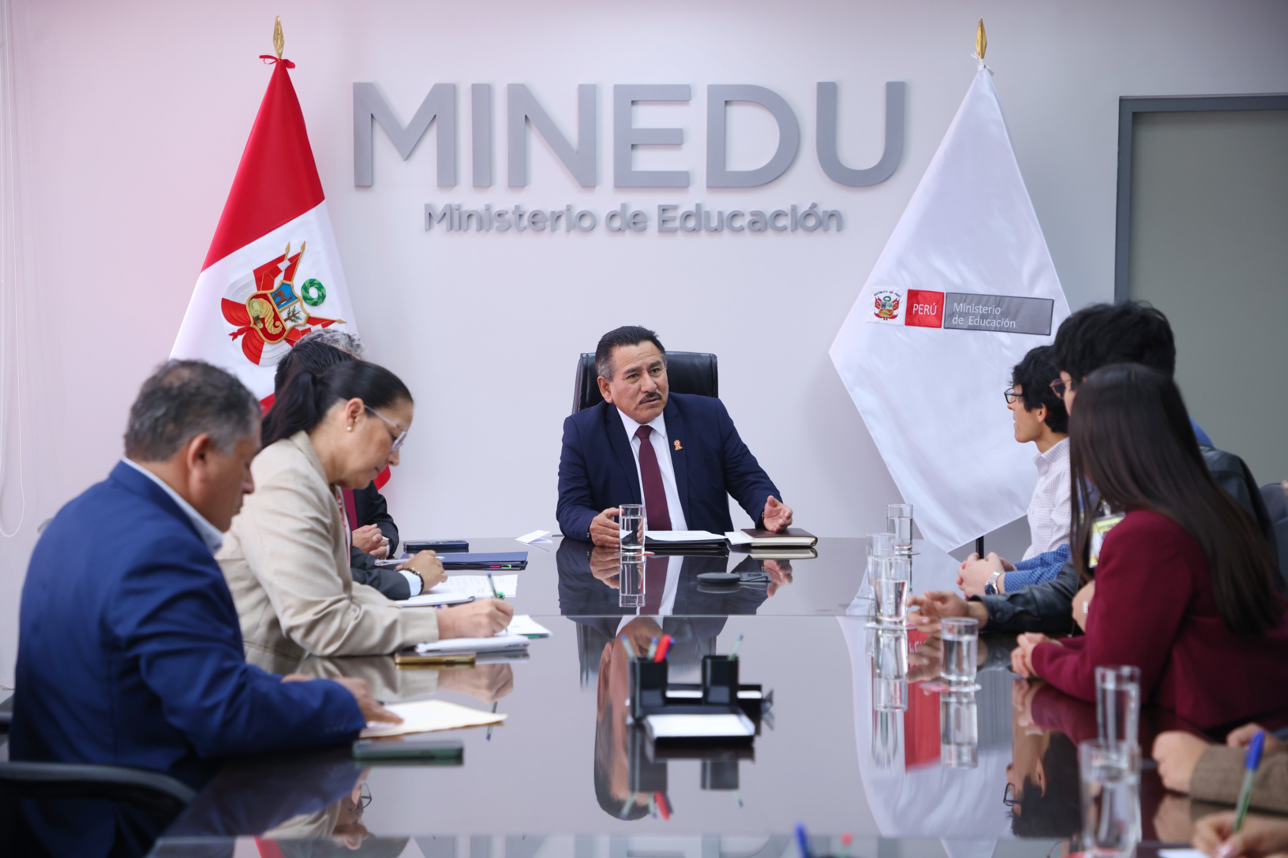 Ministro Marticorena prioriza el diálogo con becarios, docentes y universidades para atender demandas del sector educación