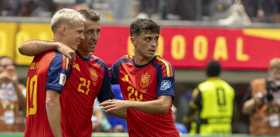 España goleó a Austria 3-0 y pasó a octavos de final, en que medirá a Portugal o Croacia