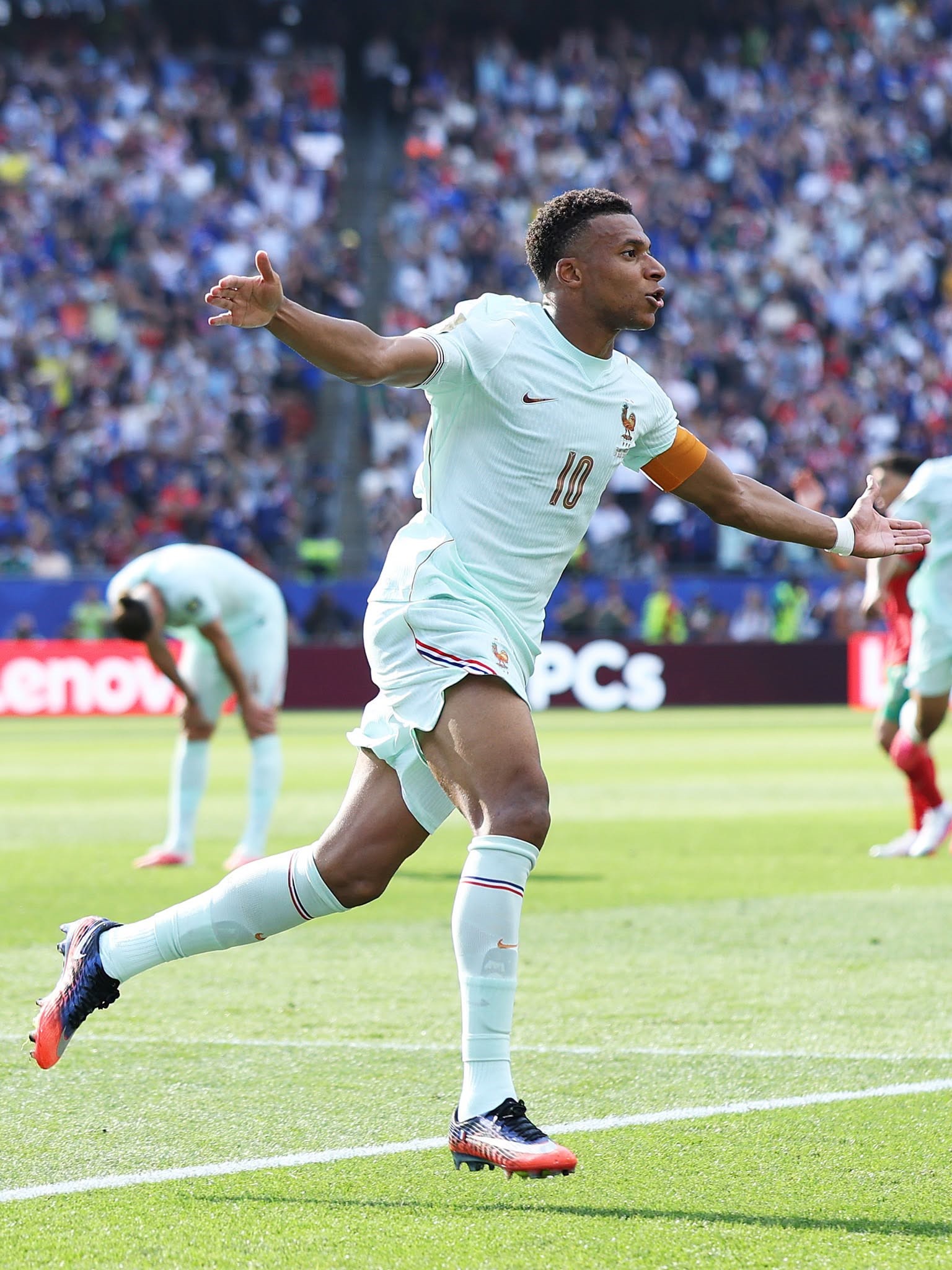 Francia está en semifinales al vencer a Marruecos 2-0 con goles de Mbappé y Dembelé