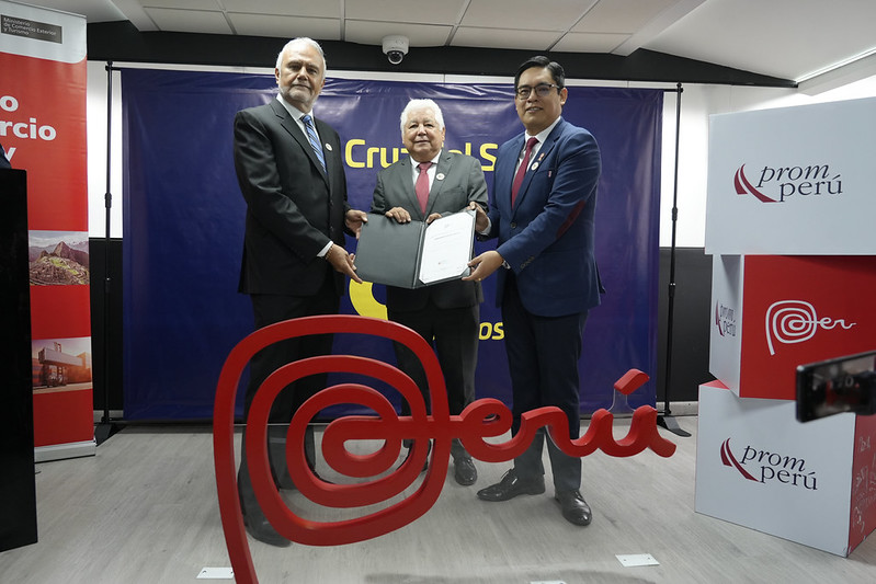 Mincetur y PromPerú entregan licencia de uso de la Marca Perú a Cruz del Sur