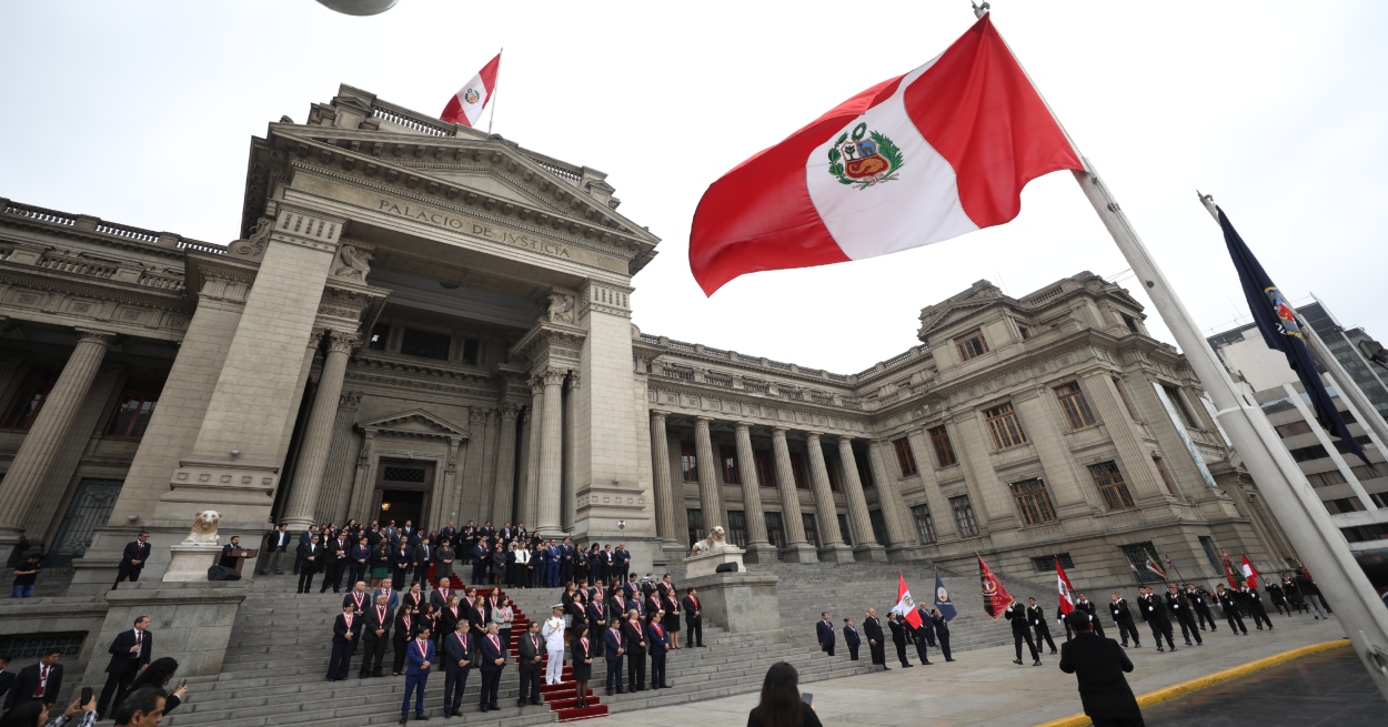 Poder Judicial iza Pabellón Nacional en inicio del mes patrio por 205°aniversario de la independencia nacional