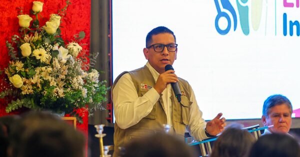Ministro de Trabajo rechaza haber presentado certificado laboral falso: “No necesito documento fraguado para asumir cargo”