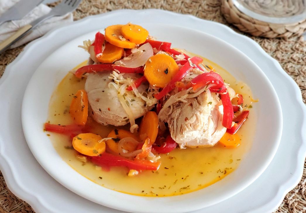 Delicioso escabeche de pollo y verduras