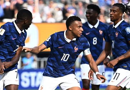 Afirman que Francia juega “sin franceses”