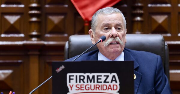 Fernando Rospigliosi afirma que promulgará ley de fuero militar policial si José María Balcázar no lo hace